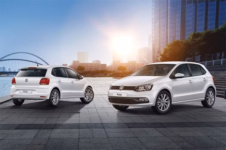 Thương hiệu xe hơi đình đám Đức tại Ấn Độ vừa bổ sung thêm một mẫu xe Volkswagen Polo mới. Đây là biến thể động cơ 3 xy-lanh thẳng hàng, dung tích 1.0L và có giá chỉ 547.000 INR (khoảng 192 triệu đồng).