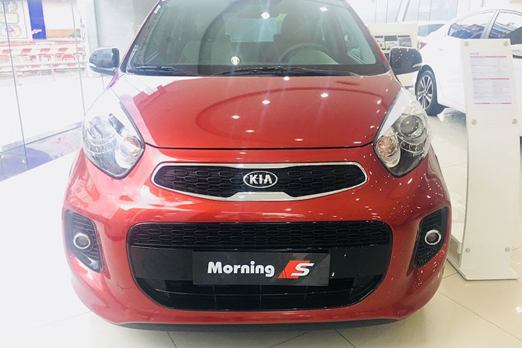 So với phiên bản Si cũ, Kia Morning S 2018 nâng cấp đã có sự thay đổi nhẹ về thiết kế. Cụ thể ở phía trước, điểm khác biệt nhất là mặt ca-lăng được làm mới với lưới tản nhiệt và hốc đèn sương mù tách riêng. Trên bản Si là dạng hình thang ngược tích hợp hai đèn dạng cầu.