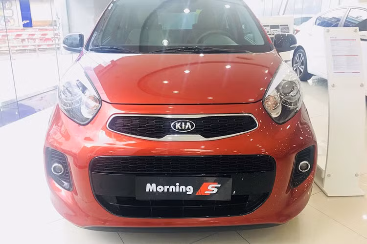 So với phiên bản Si cũ, Kia Morning S 2018 nâng cấp đã có sự thay đổi nhẹ về thiết kế. Cụ thể ở phía trước, điểm khác biệt nhất là mặt ca-lăng được làm mới với lưới tản nhiệt và hốc đèn sương mù tách riêng. Trên bản Si là dạng hình thang ngược tích hợp hai đèn dạng cầu.