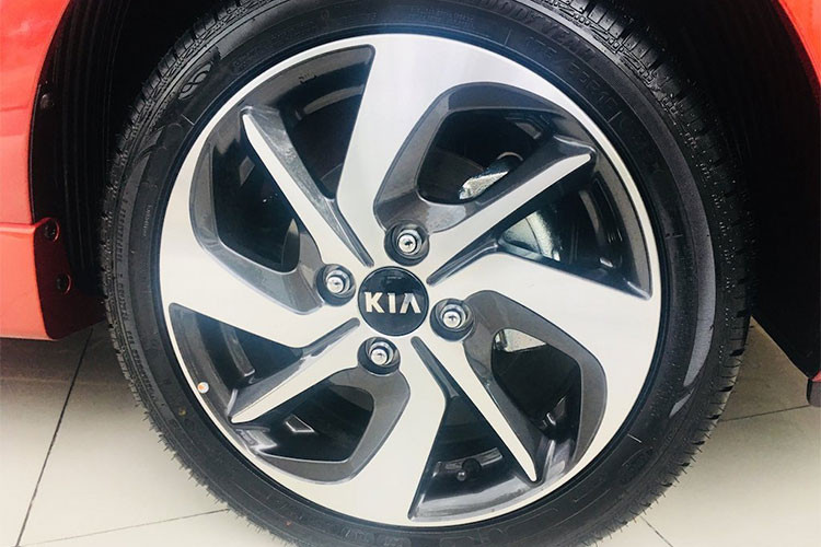 Bên cạnh đó, đèn lùi cũng được chuyển từ dạng tròn sang hình chữ nhật, đuôi lướt gió được sơn màu đen tạo điểm nhấn. Cụm đèn hậu dạng LED 3 viền không thay đổi. Xe vẫn sử dụng bộ lazang hợp kim 15-inch dạng xoáy, tay nắm cửa mạ chrome. Gương chiếu hậu được sơn đen, có tính năng gập/chỉnh điện và tích hợp đèn báo rẽ.