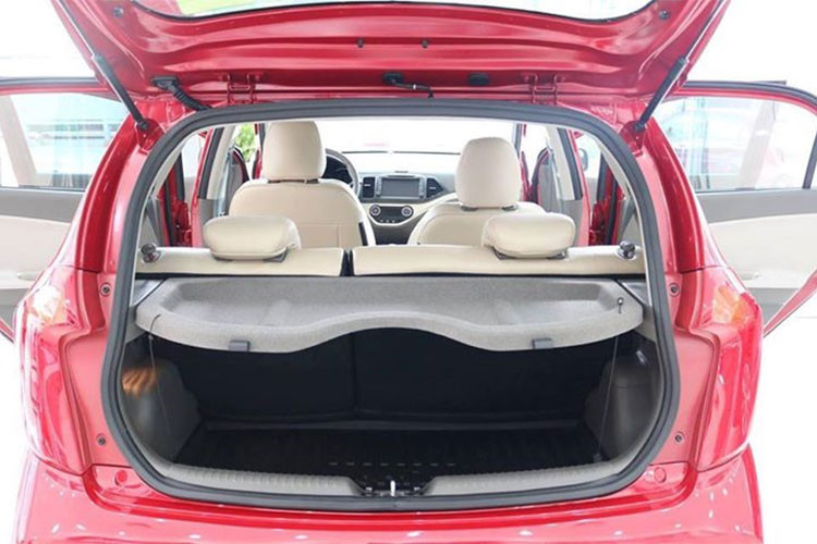 Trang bị an toàn nổi bật trên mẫu xe cỡ nhỏ, có giá rẻ nhất của hãng tại Việt Nam bao gồm kiểm soát ổn định thân xe, ổn định đường thẳng và torque vectoring (điều chỉnh vô lăng theo mô-men), phanh ABS khẩn cấp tự động, cảnh báo va chạm phía trước và kiểm soát áp suất lốp.