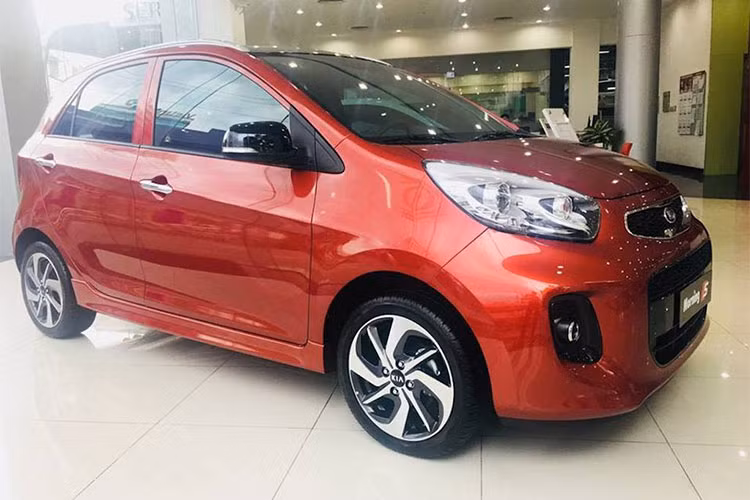 Phiên bản của mẫu xe Kia Morning 2018 vẫn được thiết kế dựa trên Morning S trước đó đã được ra mắt cuối 2017. Ở phiên bản nâng cấp mới này, Morning S có có thiết kế vành đúc mới kích thước 15 inch, đây là điểm khác biệt dễ thấy nhất trên bản 2018 của nhà phân phối Thaco.