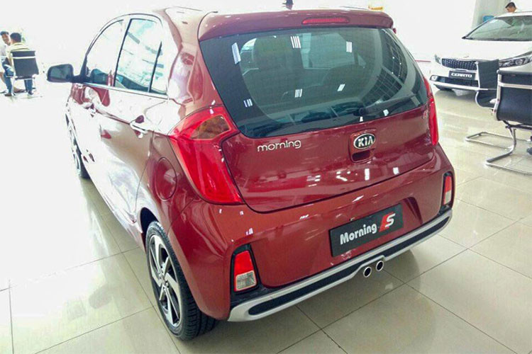 Kích thước của chiếc xe gia đình cỡ nhỏ Kia Morning S 2018 bàn nâng cấp mới này cũng không thay đổi bao gồm; Dài x Rộng x Cao tương ứng 3.595 x 1.595 x 1.485mm, mang dáng vẻ trẻ trung và hiện đại.