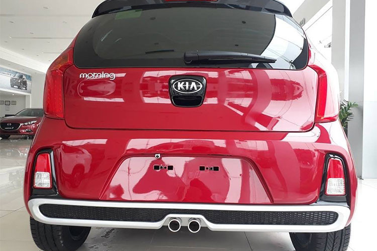 Phía sau, cản gầm được làm mới với tấm nẹm dạng lưới, màu nhôm tích hợp ống xả kép bắt mắt. Tuy nhiên, ống xả này chỉ để “trang trí” trong khi “hàng thật” cụp xuống dưới và được giấu ở phía bên phải gầm.