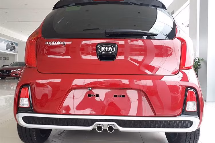 Phía sau, cản gầm được làm mới với tấm nẹm dạng lưới, màu nhôm tích hợp ống xả kép bắt mắt. Tuy nhiên, ống xả này chỉ để “trang trí” trong khi “hàng thật” cụp xuống dưới và được giấu ở phía bên phải gầm.