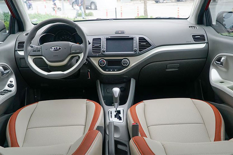 Bên trong Kia Morning S 2018 cũng vẫn không thay đổi so với phiên bản cũ. Nội thất của xe với tay lái bọc da tích hợp điều khiển âm thanh; trang bị DVD màn hình cảm ứng tích hợp các chức năng như bản đồ dẫn đường định vị GPS, kết nối các thiết bị ngoại vi qua các cổng như USB, AUX, kết nối không dây Bluetooth...