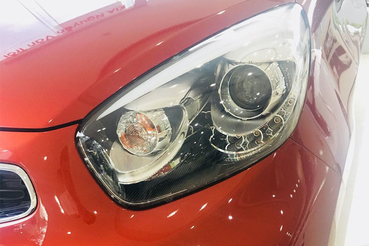 Ngoài ra, các chi tiết khác được giữ nguyên như lưới tản nhiệt hình mũi hổ đặc trưng, đèn pha tự động kiểu projector và dải LED chạy ban ngày.