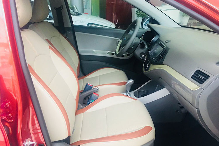 Hệ thống điều hòa trên xe được trang bị là dạng tự động một vùng. Vô-lăng đa chức năng với các phím bấm điều chỉnh nhanh. Toàn bộ ghế ngồi bọc da. Hàng ghế sau có thể gập 60:40 gia tăng không gian chứa đồ.