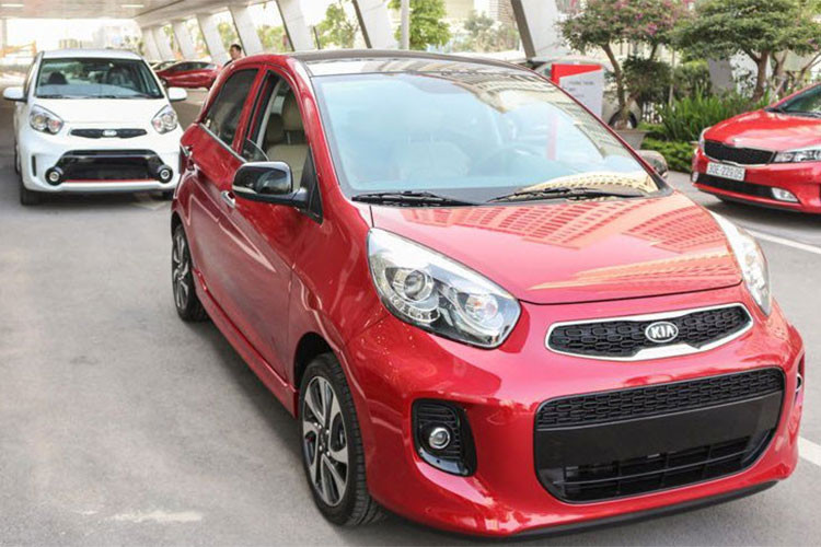 Kia Morning S 2018 tại Việt Nam vẫn dùng động cơ 4 xy-lanh, Kappa 1.25L, cho công suất 86 mã lực tại 6.000 vòng/phút và mô-men xoắn 120 Nm tại 4.000 vòng/phút. Hộp số tự động 4 cấp và hệ dẫn động cầu trước. Xe có giá từ 290 triệu đồng đến 390 triệu đồng, gồm 5 phiên bản.