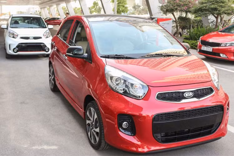 Kia Morning S 2018 tại Việt Nam vẫn dùng động cơ 4 xy-lanh, Kappa 1.25L, cho công suất 86 mã lực tại 6.000 vòng/phút và mô-men xoắn 120 Nm tại 4.000 vòng/phút. Hộp số tự động 4 cấp và hệ dẫn động cầu trước. Xe có giá từ 290 triệu đồng đến 390 triệu đồng, gồm 5 phiên bản.