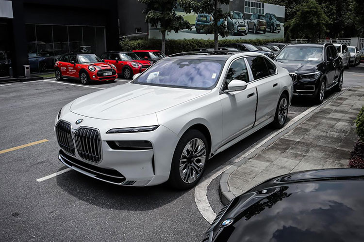 Khối động cơ trên kết hợp với hộp số tự động 8 cấp Steptronic Sport cùng hệ dẫn động cầu sau. Xe có tới 6 chế độ lái khác nhau. Tính năng bảo vệ người dùng và hỗ trợ lái trên xe gồm cảnh báo chệch làn đường tích hợp tự động đánh lái, phanh tự động, cảnh báo va chạm phía trước, đánh lái bánh sau và treo khí nén hai cầu thích ứng.