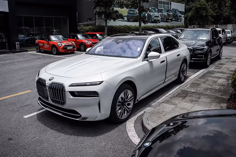 Khối động cơ trên kết hợp với hộp số tự động 8 cấp Steptronic Sport cùng hệ dẫn động cầu sau. Xe có tới 6 chế độ lái khác nhau. Tính năng bảo vệ người dùng và hỗ trợ lái trên xe gồm cảnh báo chệch làn đường tích hợp tự động đánh lái, phanh tự động, cảnh báo va chạm phía trước, đánh lái bánh sau và treo khí nén hai cầu thích ứng.