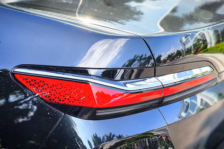 Do đó, bản M Sport sở hữu cản trước thiết kế hầm hố, lưới tản nhiệt và ốp hông, tay nắm cửa phủ sơn đen bóng. Với tư cách là mẫu xe đầu bảng của BMW, 7-Series 2023 mang trên mình hàng loạt công nghệ hiện đại với cụm đèn pha LED thích ứng đi kèm đèn định vị ban ngày pha lê cùng đèn viền Iconic Glow bao quanh lưới tản nhiệt.