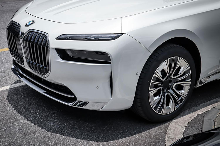 BMW 735i 2023 được trang bị động cơ xăng tăng áp 3.0L, 6 xy-lanh, sản sinh công suất 286 mã lực, mô-men xoắn 425 Nm. BMW 740i được trang bị động cơ tương tự nhưng công suất đạt 381 mã lực và 540 Nm mô-men xoắn. 