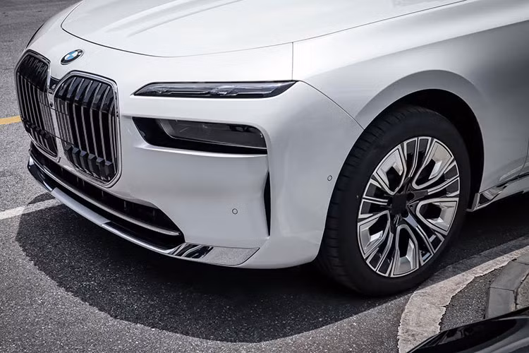 BMW 735i 2023 được trang bị động cơ xăng tăng áp 3.0L, 6 xy-lanh, sản sinh công suất 286 mã lực, mô-men xoắn 425 Nm. BMW 740i được trang bị động cơ tương tự nhưng công suất đạt 381 mã lực và 540 Nm mô-men xoắn. 