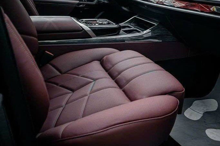 Cửa gió hàng ghế trước dạng ẩn, nút bấm chỉnh ghế đặt ở cánh cửa giống S-Class. Hàng ghế sau tích hợp nhiều tiện nghi hiện đại, có thể ngả 42,5 độ bằng nút bấm.