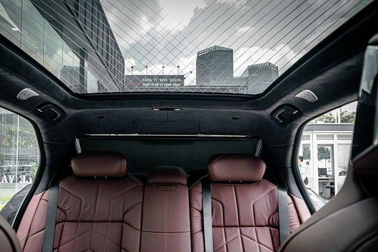 Ghế tích hợp các tính năng mát-xa thông qua một thao tác bấm, tích hợp các chức năng mát-xa, sưởi/làm mát và được điều khiển thông qua màn hình cảm ứng 5,5 inch đặt ở hai bên cửa xe. Xe sở hữu hệ thống âm thanh Bowers &amp; Wilkins Diamond, 40 loa, công suất 1965 W,...