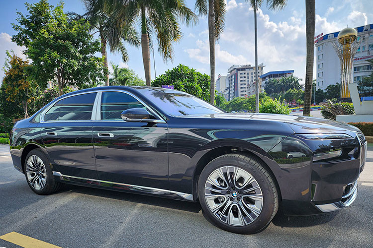 Mức giá BMW 7-Series thế hệ mới tại Việt Nam hiện đã ngang ngửa với giá xe Mercedes-Benz S-Class (5,039-5,559 tỷ đồng). Tại Việt Nam, BMW 7-Series 2023 còn cạnh tranh với những mẫu sedan hạng sang cỡ lớn như Audi A8 và Lexus LS.