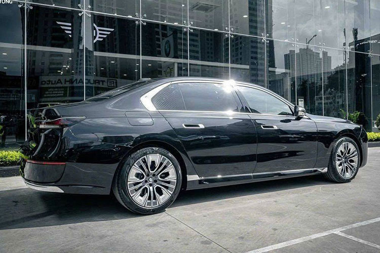 Hiện tại, một số đại lý bắt đầu chào bán BMW 7-Series 2023 thế hệ mới. Xe được bán với 3 phiên bản, giá xe BMW 7-Series 2023 cụ thể như sau: BMW 735i M Sport 2023 giá 5,199 tỷ đồng. BMW 735i Pure Excellence giá 5,339 tỷ đồng. BMW 740i Pure Excellence giá 6,599 tỷ đồng.
