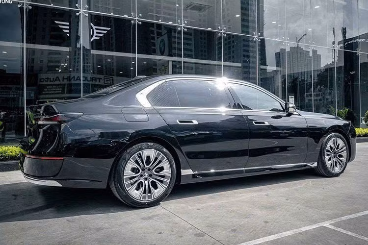 Hiện tại, một số đại lý bắt đầu chào bán BMW 7-Series 2023 thế hệ mới. Xe được bán với 3 phiên bản, giá xe BMW 7-Series 2023 cụ thể như sau: BMW 735i M Sport 2023 giá 5,199 tỷ đồng. BMW 735i Pure Excellence giá 5,339 tỷ đồng. BMW 740i Pure Excellence giá 6,599 tỷ đồng.