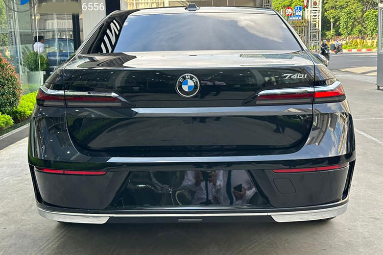 Ở thế hệ mới, BMW 7-Series 2023 có nhiều thay đổi. Điều dễ nhận thấy nhất chính là tên gọi. Nếu như thế hệ cũ có bản 730Li và 740Li với hậu tố "L" nhằm tăng độ nhận diện của phiên bản trục cơ sở kéo dài (LWB) thì thế hệ mới đã bỏ hậu tố L. BMW 7-Series thế hệ mới có kích thước tổng thể dài x rộng x cao đạt 5.391 x 1.590 x 1.544 mm và chiều dài cơ sở đạt 3.215 mm.