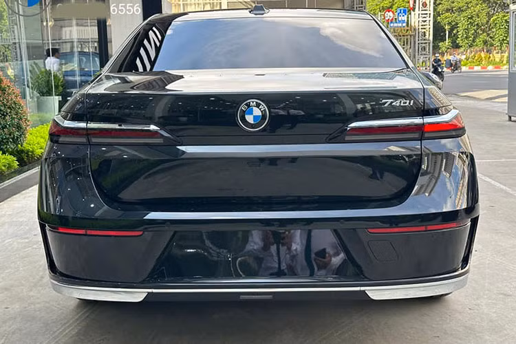 Ở thế hệ mới, BMW 7-Series 2023 có nhiều thay đổi. Điều dễ nhận thấy nhất chính là tên gọi. Nếu như thế hệ cũ có bản 730Li và 740Li với hậu tố "L" nhằm tăng độ nhận diện của phiên bản trục cơ sở kéo dài (LWB) thì thế hệ mới đã bỏ hậu tố L. BMW 7-Series thế hệ mới có kích thước tổng thể dài x rộng x cao đạt 5.391 x 1.590 x 1.544 mm và chiều dài cơ sở đạt 3.215 mm.