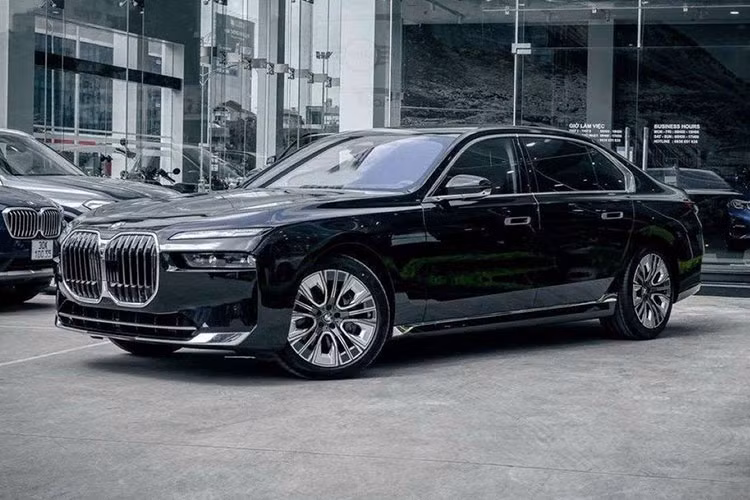 Những thông tin về mẫu BMW 7-Series 2023 tại Việt Nam đã được lan truyền rộng rãi trong quý I/2023 và thời gian ra mắt dự kiến vào tháng 4/2023 nhưng đến thời điểm hiện tại, Thaco - nhà phân phối chính thức các dòng xe BMW đến khách.