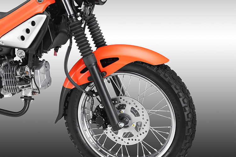 PG-1 2025 vẫn sử dụng cụm đồng hồ analog thiết kế trực quan, chìa khóa cơ truyền thống và có nắp bình xăng đặt phía dưới yên. Xe sử dụng vành nan hoa 16 inch và lốp offroad với gai bản to kích thước trước sau đều là 90/ 100-16M/ C 51P.