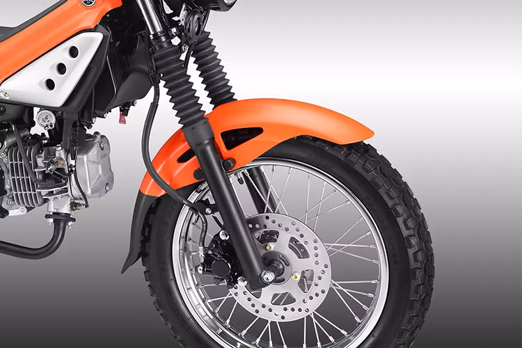 PG-1 2025 vẫn sử dụng cụm đồng hồ analog thiết kế trực quan, chìa khóa cơ truyền thống và có nắp bình xăng đặt phía dưới yên. Xe sử dụng vành nan hoa 16 inch và lốp offroad với gai bản to kích thước trước sau đều là 90/ 100-16M/ C 51P.