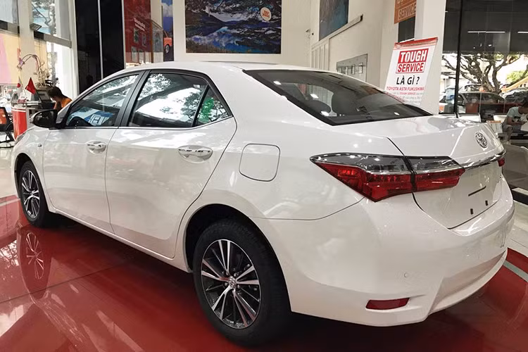 Toyota Corolla Altis 2.0V mới có kích thước 4.620mm dài, 1.775mm rộng và 1.460mm cao, cùng chiều dài cơ sở 2.700mm. Phần đầu xe dạng chữ T thiết kế hiện đại với lưới tản nhiệt mảnh hơn với 1 nan, nối 2 cụm đèn pha với nhau, vuốt dài sang hai bên tạo cảm giác thân xe rộng hơn.