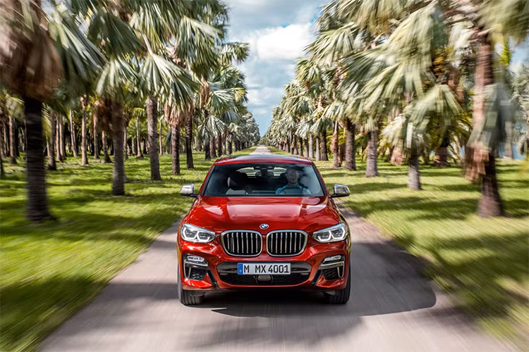 BMW X4 hoàn toàn mới cũng sở hữu kích thước lớn hơn. Cụ thể, chiều dài tăng thêm 760 mm, chiều rộng tăng thêm 380mm, trục cơ sở được kéo dài thêm thêm 50 mm, hệ thống khung gầm cũng được cải tiến. Xe có tỷ lệ phân bổ trọng lượng hoàn hảo 50:50 giữa trục trước và sau.
