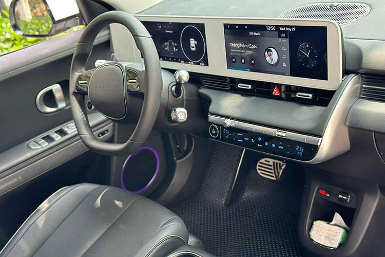 Xe có dung tích khoang hành lý 531 lít và có thể tăng lên 1.600 lít khi gập hàng ghế thứ hai. Xe còn được hỗ trợ tính năng V2L (Vehicle to Load) giúp cung cấp điện cho các thiết bị điện dân dụng thông qua hệ thống ổ cắm trên xe, với công suất tối đa lên tới 3.600 W.