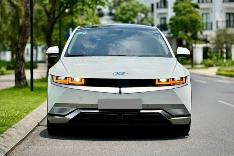 Mẫu xe SUV điện Hyundai Ioniq 5 được xây dựng trên nền tảng E-GMP (Electric Global Modular Platform) sử dụng cho xe điện tiên tiến nhất của Hyundai. Mẫu xe này có kích thước dài x rộng x cao là 4.635 x 1.890 x 1.605 mm, chiều dài cơ sở 3.000 mm.