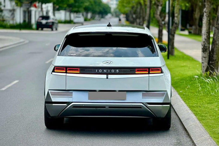 Không chỉ có kích thước khá lớn, mẫu ôtô điện Hyundai Ioniq 5 2023 này còn sở hữu thiết kế ngoại thất ấn tượng và mang phong cách đi trước thời đại. Cụ thể, xe được trang bị đèn pha LED vuông vắn thiết kế dạng điểm ảnh (pixel) độc đáo. Tiếp đến là nắp ca-pô vỏ sò mượt mà, tay nắm cửa ẩn, bộ vành hợp kim 20 inch đa chấu với thiết kế khí động lực học và đèn hậu LED với thiết kế điểm ảnh.