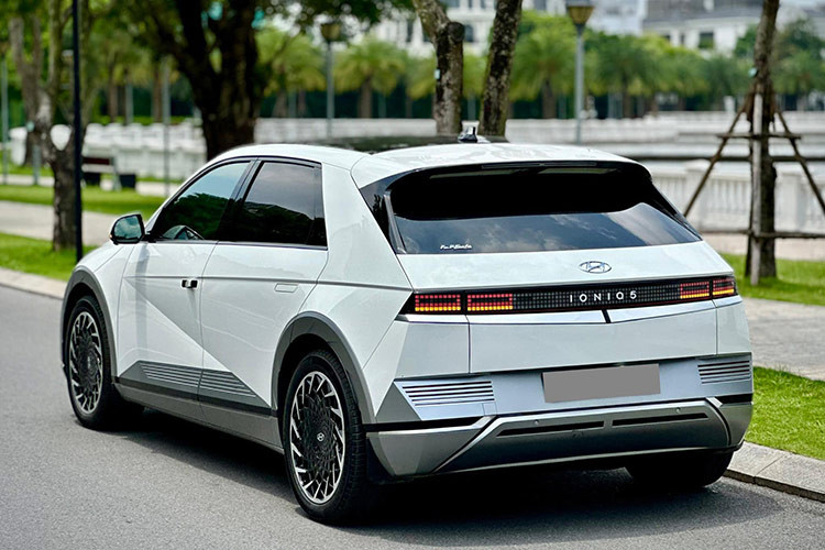 Hyundai trang bị cho Ioniq 5 hệ thống an toàn Smart Sense, gồm hỗ trợ phòng tránh va chạm điểm mù BCA, phòng tránh va chạm khi lùi RCCA, cảnh báo va chạm khi ra khỏi xe SEA, hệ thống hỗ trợ giữ làn LKA, cảnh báo điểm mù, phòng tránh va chạm trước FCA và kiểm soát hành trình thông minh.