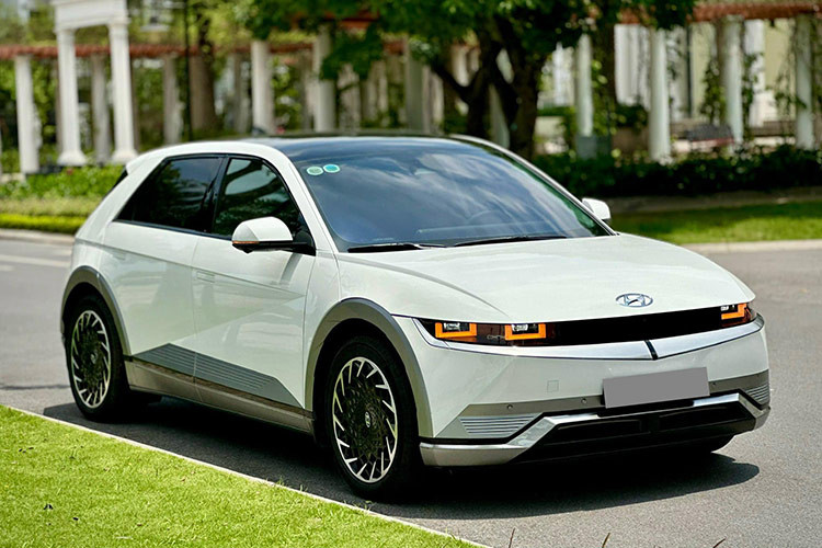 Xe còn có các tính năng an toàn tiêu chuẩn khác như phanh ABS/EBD/BA, kiểm soát lực kéo, cân bằng điện tử, hỗ trợ khởi hành ngang dốc, cảm biến áp suất lốp, 6 túi khí. Tại Việt Nam, giá xe Hyundai Ioniq 5 được mở bán chính hãng với hai phiên bản là Exclusive và Prestige lần lượt là 1,3 tỷ đồng và 1,45 tỷ đồng. Xe lắp ráp trong nước.