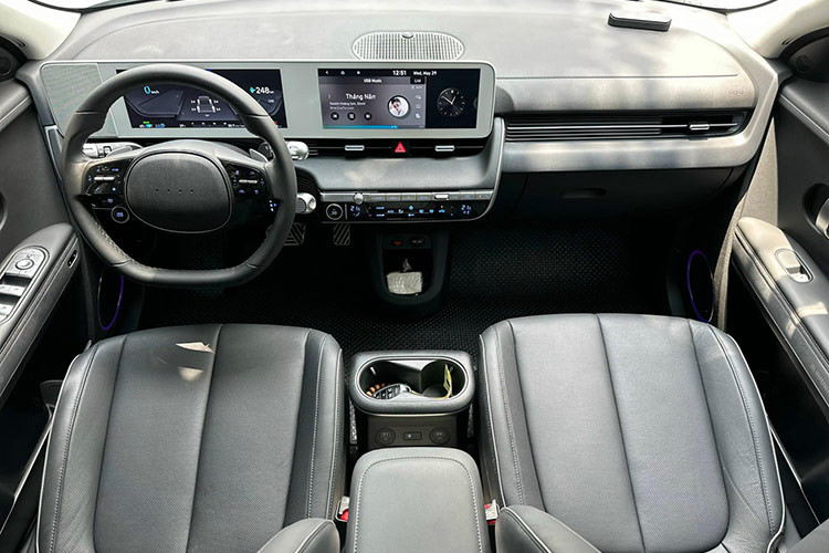 Về nội thất, bên trong khoang cabin của chiếc Hyundai Ioniq 5 đang rao bán sở hữu ghế da màu đen chủ đạo. Điểm nhấn lớn nhất trên xe là cặp màn hình 12,3 inch nối liền nhau, một cho cụm đồng hồ và một cho hệ thống thông tin giải trí có hỗ trợ kết nối Apple CarPlay/Android Auto, camera 360.