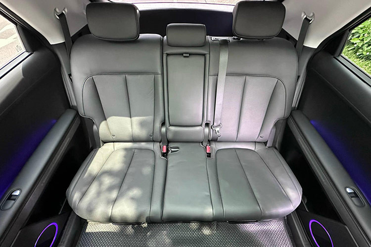 Bộ pin trên Hyundai Ioniq 5 hỗ trợ sạc nhanh từ 10% lên 80% chỉ sau 18 phút bằng nguồn điện 350 kW. Tuy nhiên, với bộ sạc theo xe khi sạc nguồn điện tại nhà mất tới 20 giờ để sạc đầy. Mỗi lần sạc đầy, Hyundai Ioniq 5 đi được quãng đường tối đa khoảng 450 km.