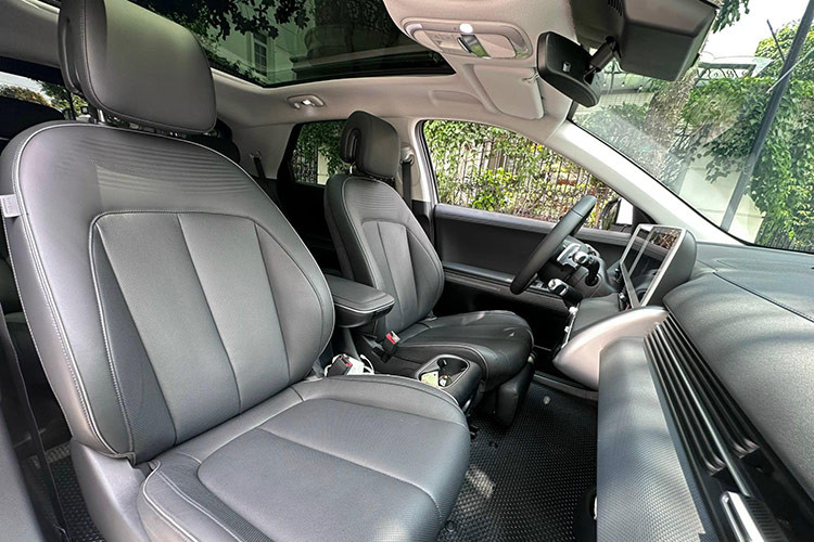 Tại thị trường Việt Nam, Hyundai Ioniq 5 sử dụng động cơ đơn kết hợp bộ pin 72,6 kWh. Động cơ điện trên cho công suất 214 mã lực, mô-men xoắn 350 Nm, giúp xe tăng tốc từ 0 - 100 km/giờ trong 7,4 giây trước khi đạt tốc độ tối đa 185 km/giờ.