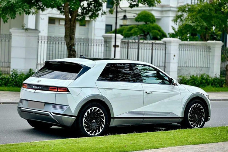 Theo hình ảnh được chia sẻ, xe vẫn còn khá mới, các chi tiết trên xe vẫn còn nguyên bản. Chiếc Hyundai Ioniq 5 này sở hữu ngoại thất màu trắng đi kèm các chi tiết màu bạc tương phản như cản trước, bên hông và cản sau. Hyundai Ioniq 5 bản Prestige được trang bị bộ mâm màu đen, kích thước 20 inch, thiết kế dạng kín nhằm tối ưu tính khí động học.