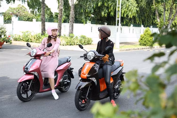 Yamaha còn đặc biệt trang bị tính năng ngắt động cơ tạm thời SSS (Stop &amp; Start System) ở phiên bản Janus Deluxe và Premium giúp tăng khả năng tiết kiệm nhiên liệu cũng như bảo vệ môi trường. Động cơ sẽ tự động ngắt nếu xe dừng quá 5 giây và khởi động lại sau khi tăng ga. 