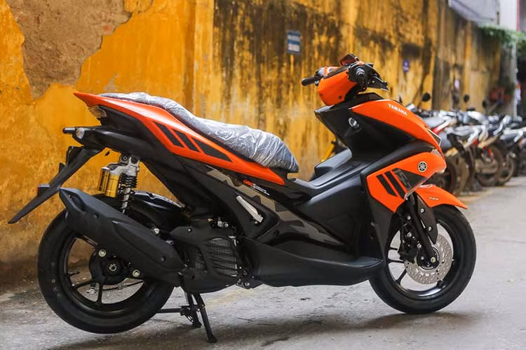 Tuy sở hữu kích thước lớn (trọng lượng khoảng 100kg với trục cơ sở dài 1.350mm) nhưng mẫu xe ga Yamaha NVX lại có thiết kế hai đường chéo kết hợp tạo nên khối thân xe gọn gàng, tăng sự mạnh mẽ, thu hút những bạn trẻ đam mê thể thao tốc độ.