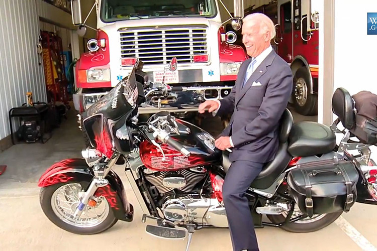 Dù rất thích xe cơ bắp mỹ nhưng Biden không chỉ yêu thích Harley-Davidson mà ông còn từng bị bắt gặp khi đang ngồi trên xe môtô của thợ cắt tóc tại Cincinnati, Ohio.