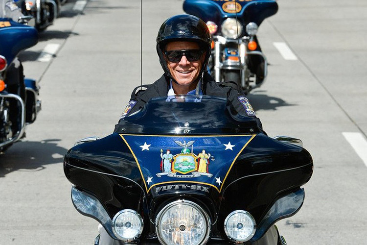 Vào năm 2015, trong một buổi chạy xe tưởng niệm sự kiện 11/9, ông Joe Biden cầm lái Harley-Davidson cùng với thống đốc bang Andrew Cuomo và Billy Joel .
