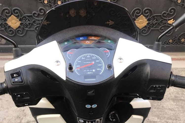 Về thiết kế, SH 150i phiên bản cũ có thiết kế phong cách châu Âu, sang trọng và hiện đại. Đèn xe vẫn là bóng dạng halogen, đồng hồ xe dạng kim, khoá điện truyền thống và đáng chú ý là phiên bản đời cũ này không có khoá chống trộm smartkey, hệ thống tự ngắt mày khi dừng idlingstop.