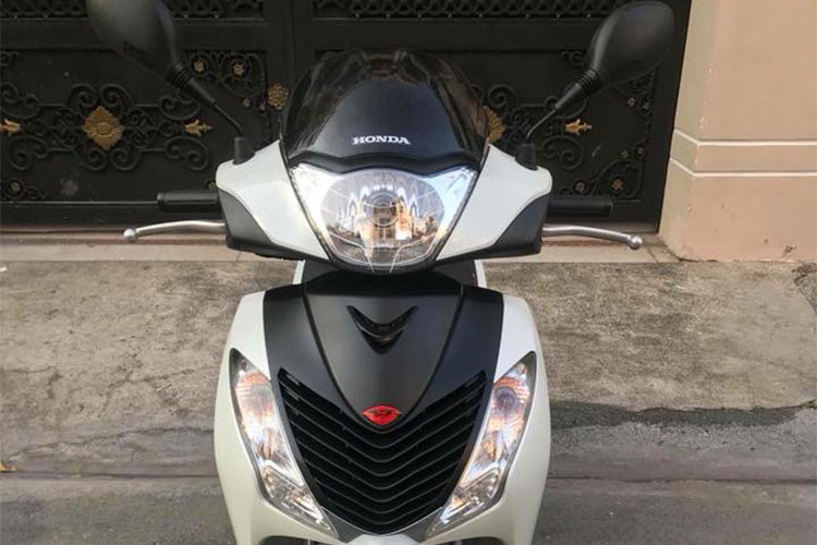 Theo chủ nhân của chiếc xe tay ga hạng sang nhà Honda này cho hay; sở dĩ chiếc xe có mức giá cao bởi nó còn nguyên bản và ít khi sử dụng, các chi tiết nguyên bản, số km đi trên đường khoảng hơn 2 ngàn km... và đặc biệt là niển số "tứ quý 9 - theo phong thủy mang ý nghĩa tài lộc".