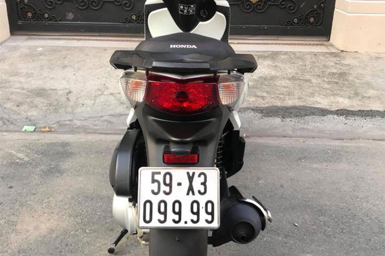 Đáng chú ý và có giá trị nhất trên chiếc xe ga Honda SH đời cũ nhập khẩu từ Ý này chính là biển số "tứ quý" đăng ký ở TP HCM (099.99).