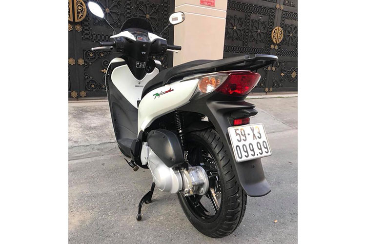 Honda SH nhập đời 2012 cùng với các mẫu xe từ đời 2008 tiếp sau đó được xem là dòng xe máy tay ga mà "dân chơi" ưa chuộng nhất tại Việt Nam. Giới chơi xe nhận định, Honda SH nhập khẩu có chất lượng tốt, kiểu dáng đẹp hợp thời trang, mặt khác còn khẳng định đẳng cấp dân chơi.