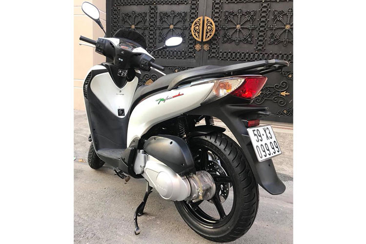 Mới đây, một dân chơi xe máy tại TP HCM bất ngờ rao bán chiếc xe ga Honda SH nhập đời cũ đã qua sử dụng. Xe Honda SH biển tứ quý 9 này hiện đang được thét giá tới hơn 400 triệu đồng, cao gấp 5 lần tại thời điểm chiếc xe này ra mắt tại thị trường Việt Nam.