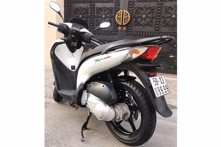 Mới đây, một dân chơi xe máy tại TP HCM bất ngờ rao bán chiếc xe ga Honda SH nhập đời cũ đã qua sử dụng. Xe Honda SH biển tứ quý 9 này hiện đang được thét giá tới hơn 400 triệu đồng, cao gấp 5 lần tại thời điểm chiếc xe này ra mắt tại thị trường Việt Nam.